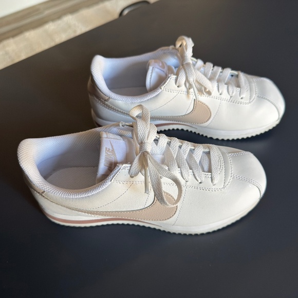 Nike Cortez tan and white - Picture 2 of 5